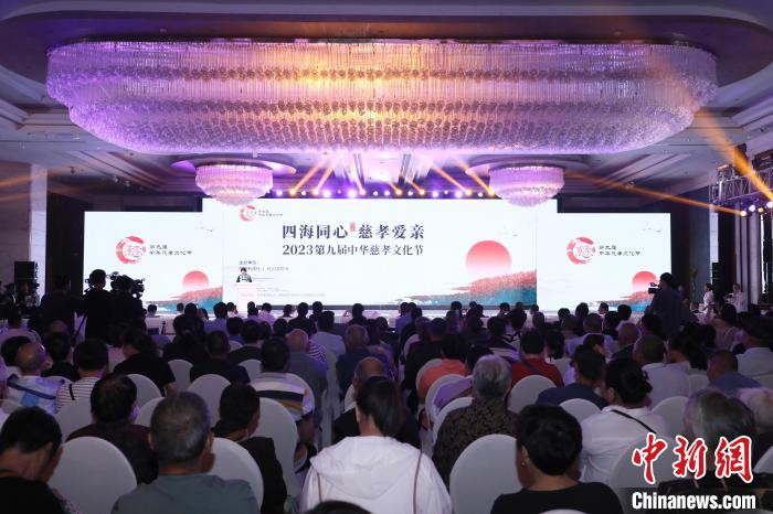 述评：为何天津“跳水大爷”能入选年度慈孝人物？  第4张