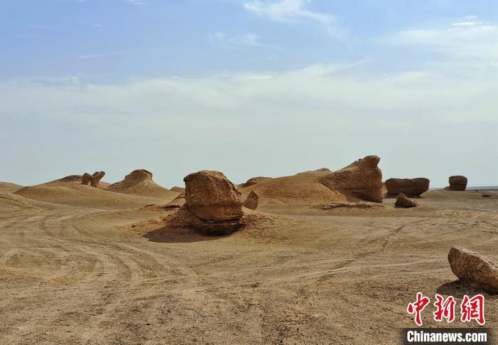 新疆哈密“魔鬼城”地貌神奇壮观  第2张